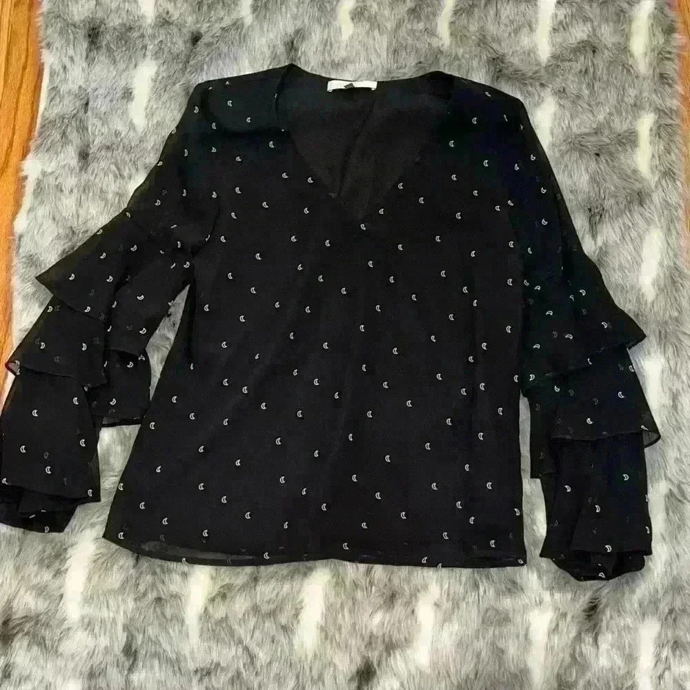 WAYF Micah Ruffle Sleeve Black White Crescent Moon Print Blouse sz small - Picture 2 of 7